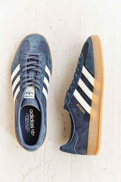 bruine adidas sneakers