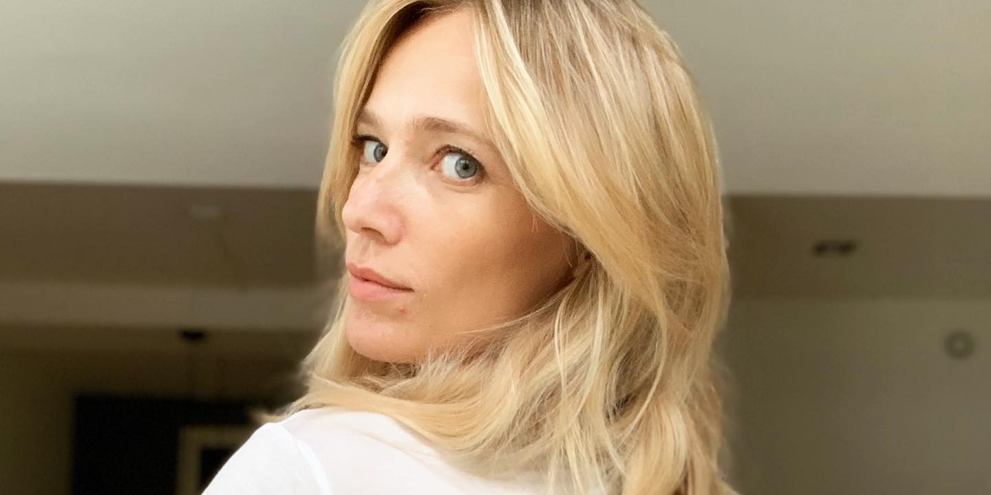 Jennifer Hoffman Verrast Instagram Volgers Met Intieme Foto In Bad