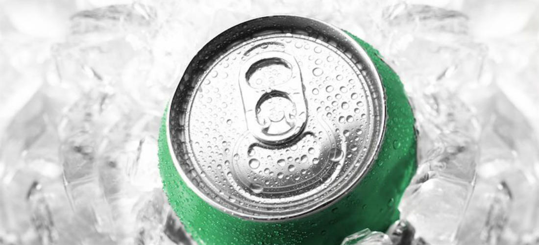 Met deze truc maak je een lauw blikje bier koud in 60 seconden Met deze truc maak je een lauw blikje bier koud in 60 seconden