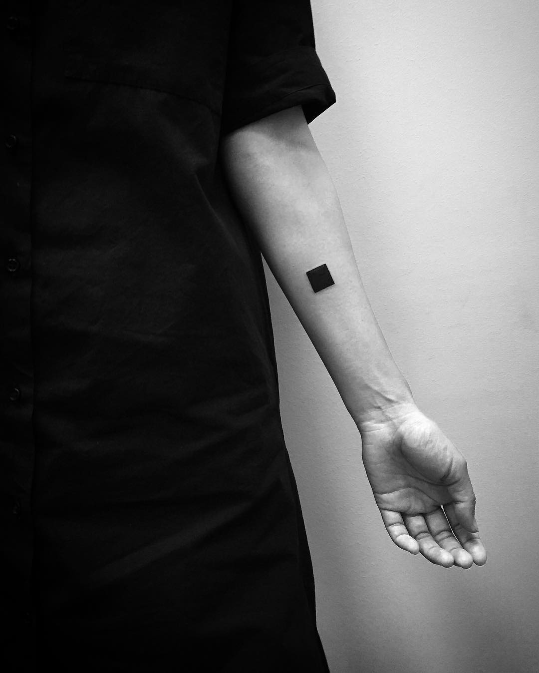 tattoo minimalistisch inkt zwart digitism MAN MAN
