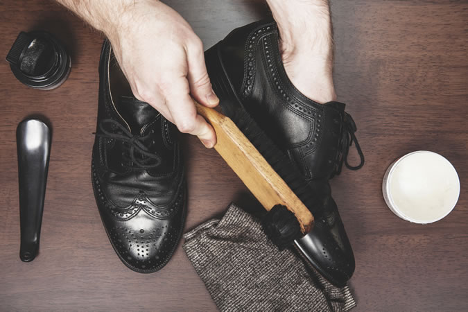 Schoenen poetsen schoen verzorgen man man 50 dingen skills man moet beheersen
