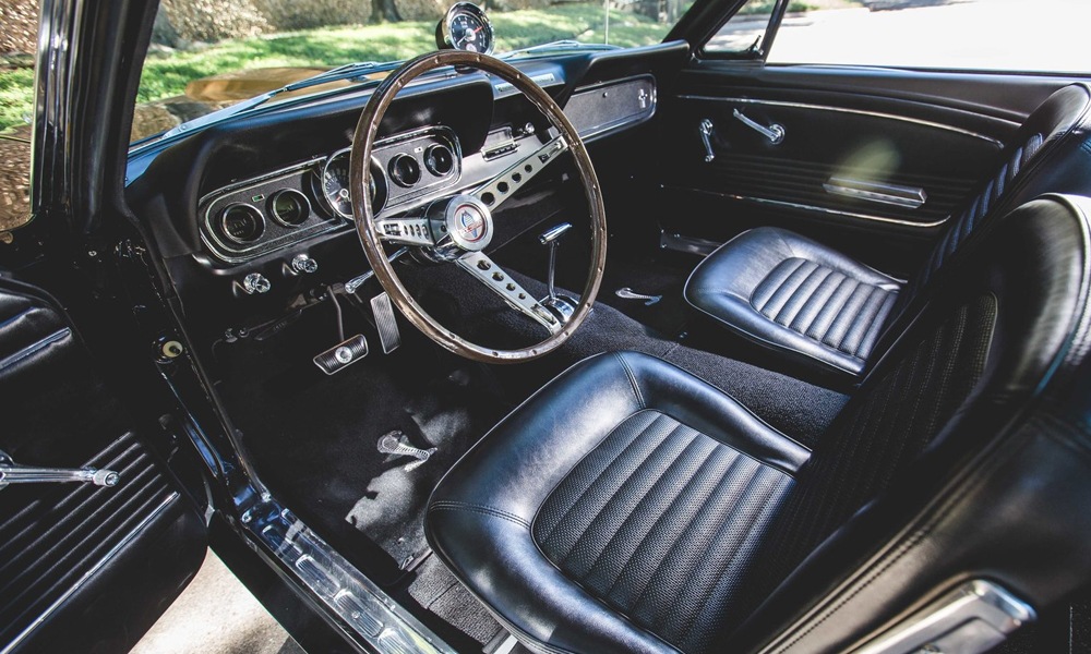 Carroll Shelby-auto-zwart en goud-klassieker-1966-Shelby-GT350H-MAN MAN
