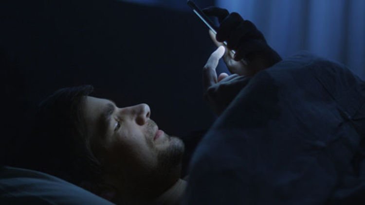 slechte eigenschappen-afleren-in bed liggen-met telefoon in bed-MAN MAN