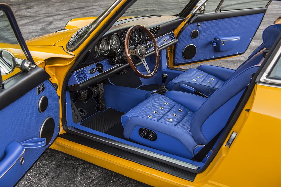 Singer vehicle design Porsche 911 okergeel blauw interieur MAN-MAN 22