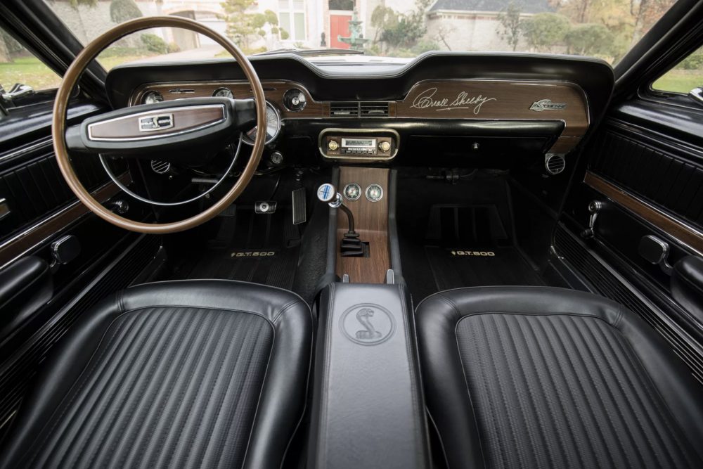 deze witte Shelby Mustang GT500 Fastback wordt geveild bij RM Sothebys MAN-MAN 10