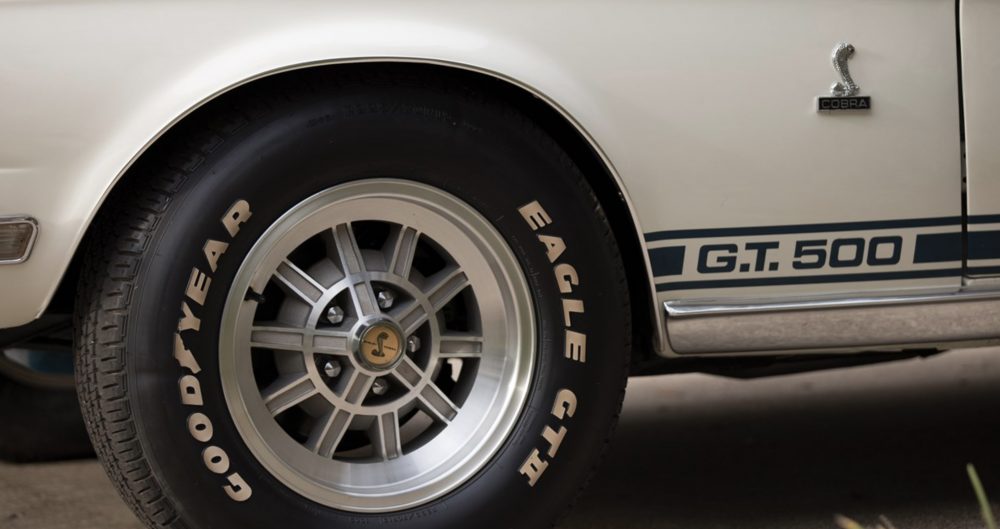 deze witte Shelby Mustang GT500 Fastback wordt geveild bij RM Sothebys MAN-MAN 2