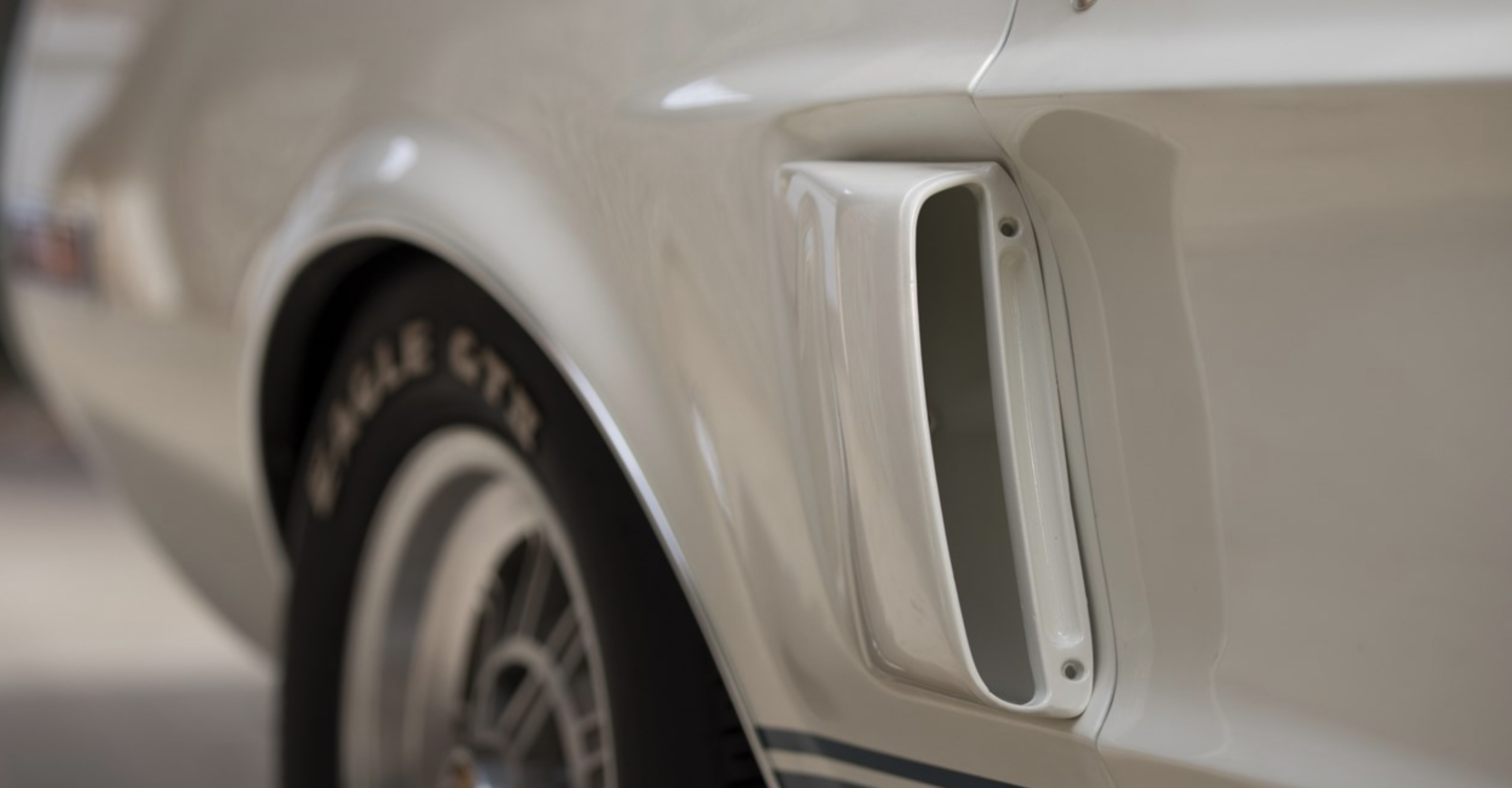 deze witte Shelby Mustang GT500 Fastback wordt geveild bij RM Sothebys MAN-MAN