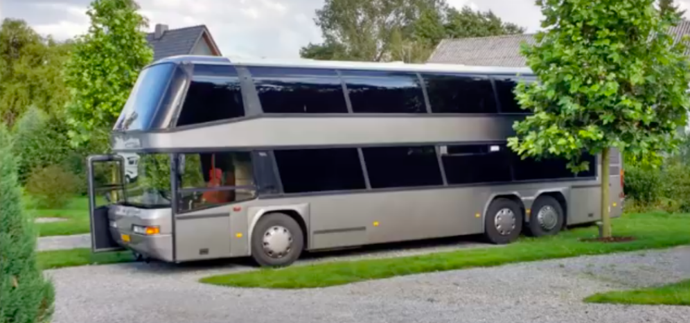 Jaar Herrie Redenaar Nederlander bouwt dubbeldekker bus om tot brute camper | MAN MAN
