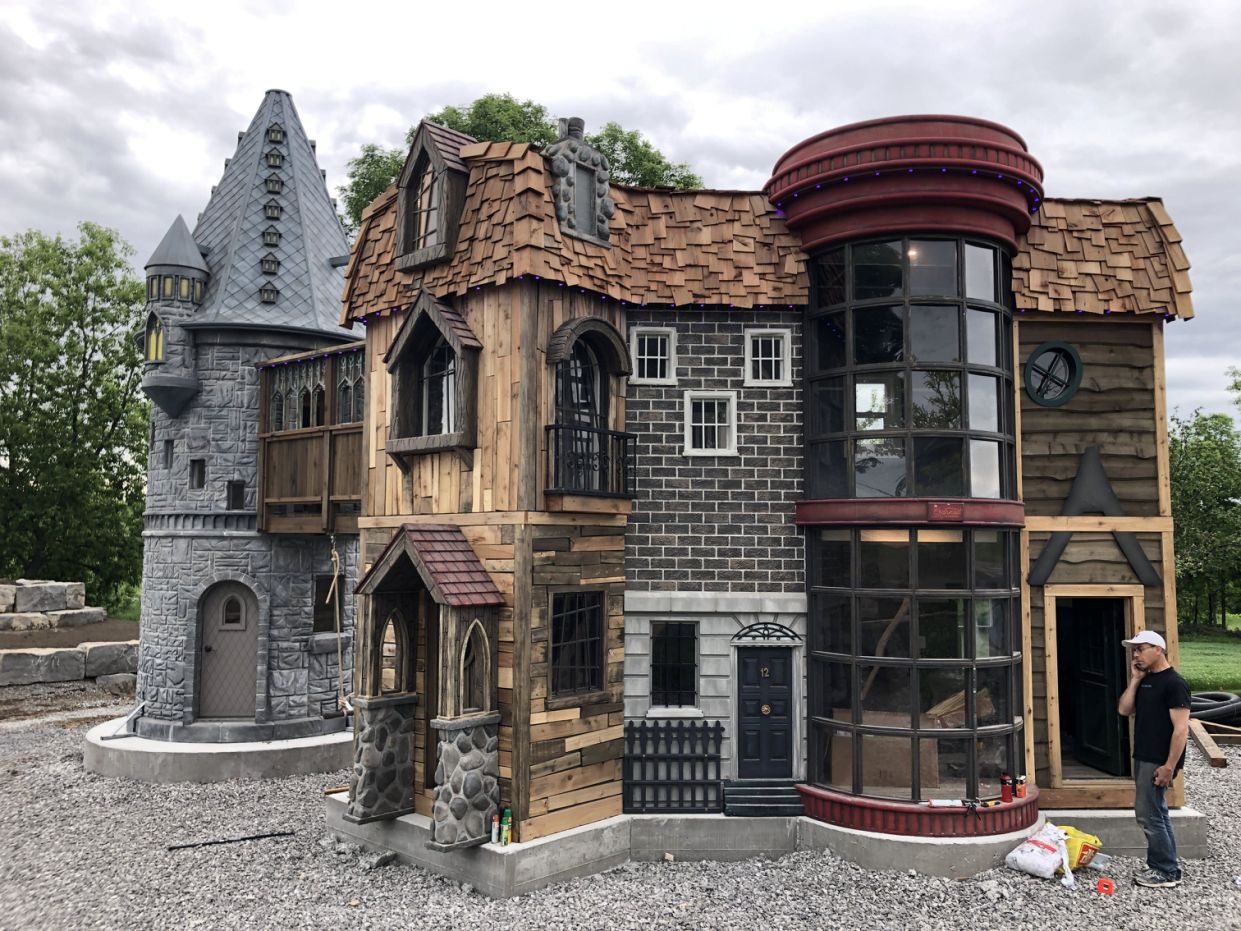 Supermarkt natuurlijk Evacuatie Opa en oma bouwen enorm Harry Potter huis voor kleinkind | MAN MAN