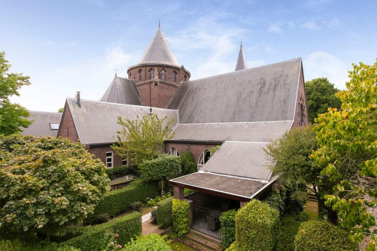 Te Koop: De Meest Waanzinnige Omgebouwde Kerk In Tilburg | MAN MAN