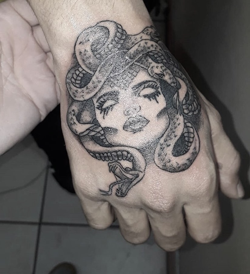 tattoo op je hand ter inspiratie