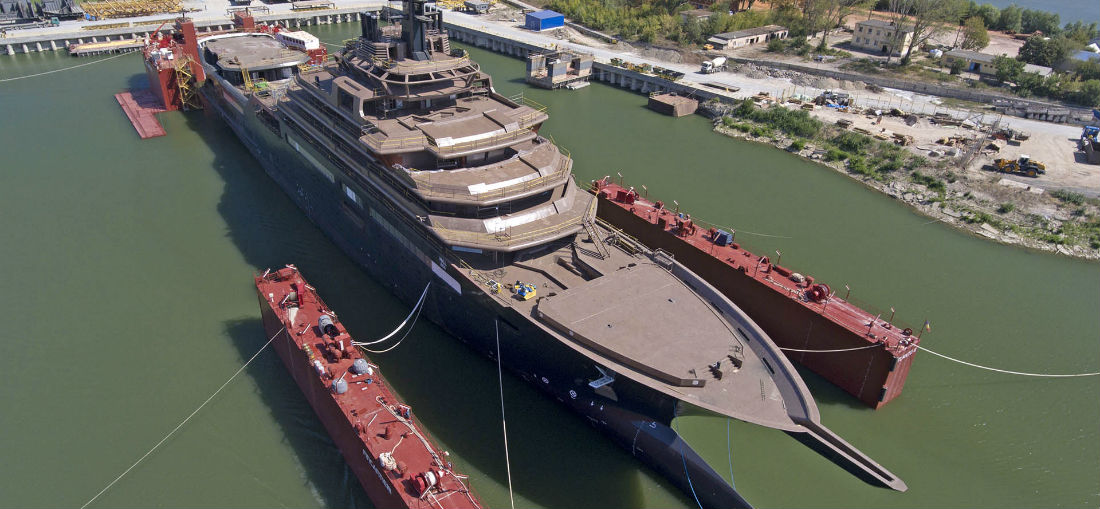 De REV Ocean is veruit het langste superjacht ter wereld | MAN MAN