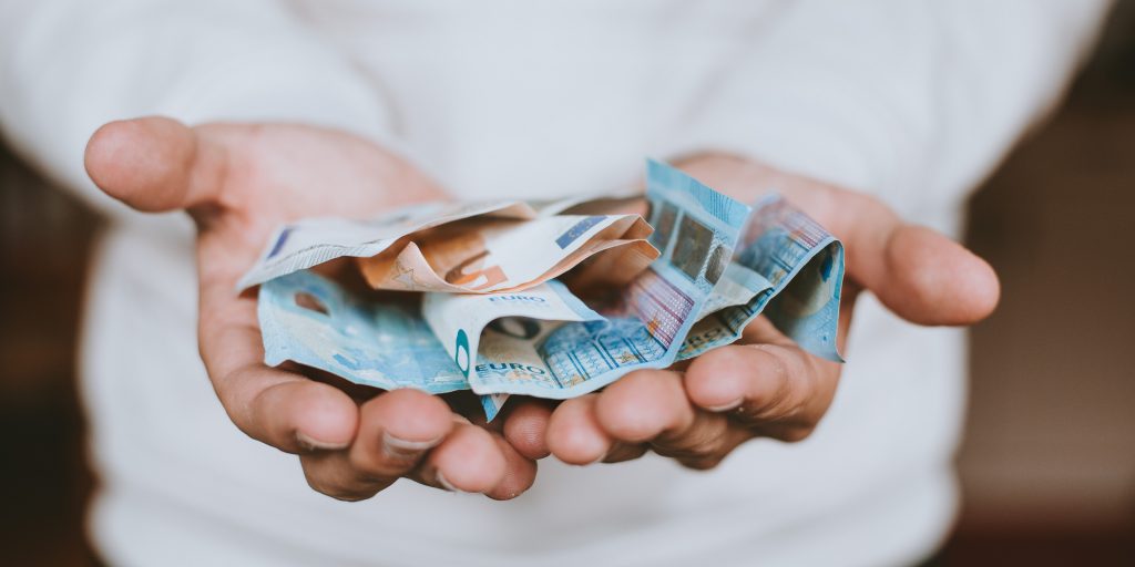 Zoveel spaargeld heeft de Nederlander gemiddeld MAN MAN Zoveel spaargeld heeft de Nederlander gemiddeld MAN MAN