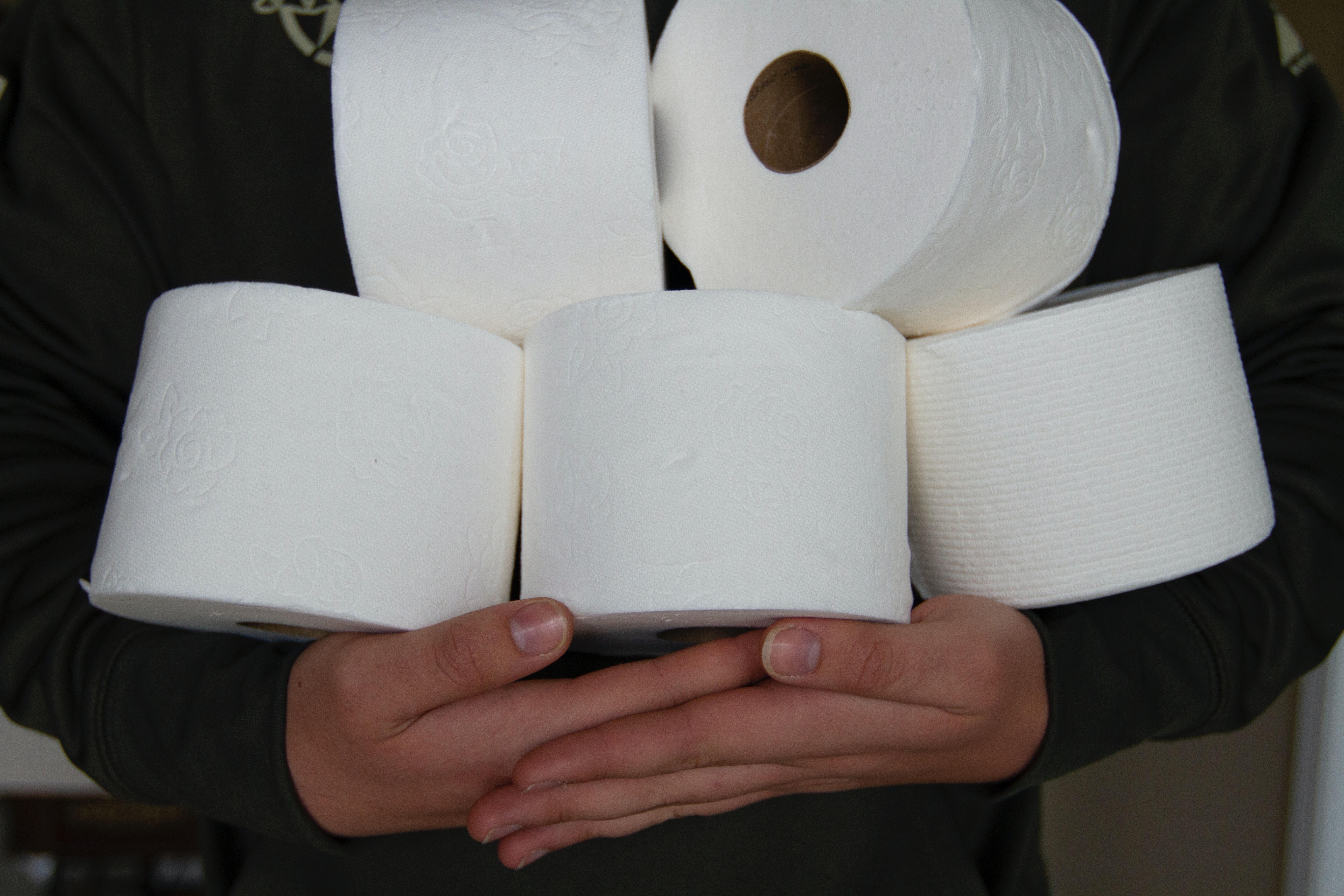 hoe wc-papier ophangen voren of achteren