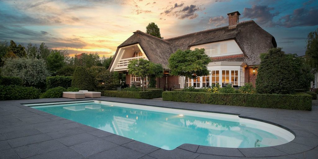 Funda parel miljoenenvilla met zwembad, poolhouse én golfbaan te koop