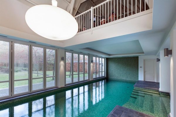 Binnenzwembad luxe villa Noiswijk