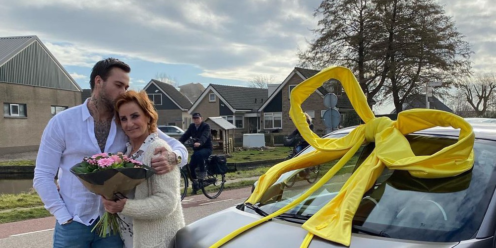 Dave Roelvink Verrast Moeder En Geeft Haar Een Auto Cadeau Man Man