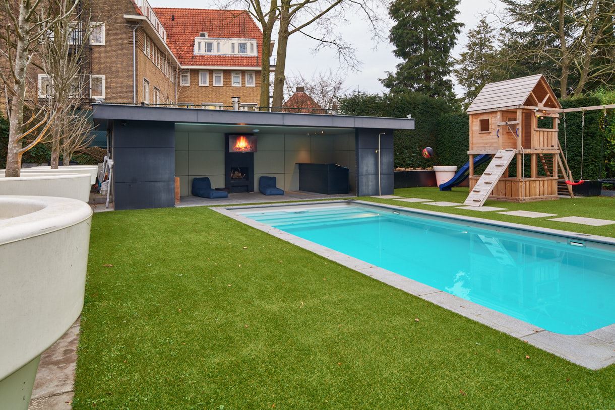 huis met zwembad en tuinhuis