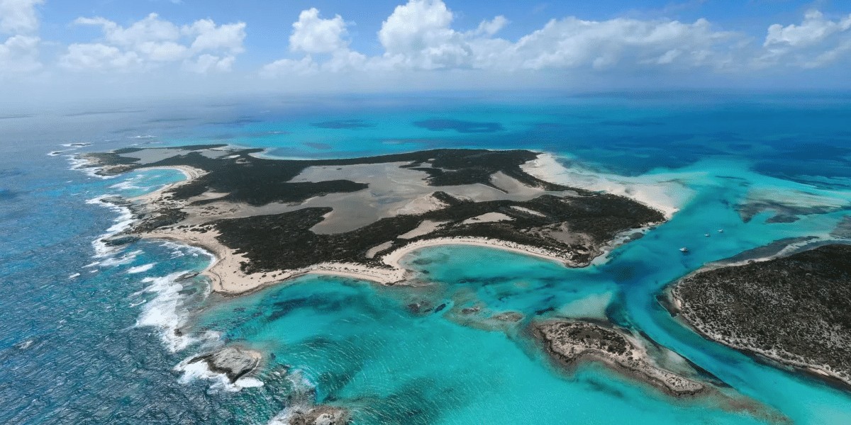 Stationair lezer Wolf in schaapskleren Het grootste privé-eiland van de Bahama's staat te nu koop | MAN MAN
