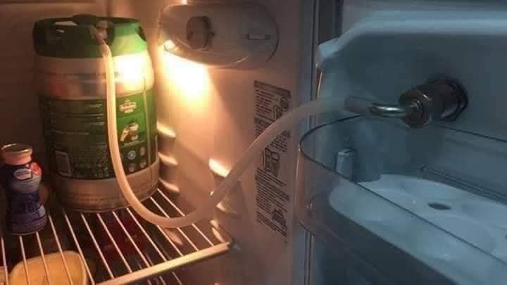Geniale man maakt een ingebouwde biertap in zijn koelkast1