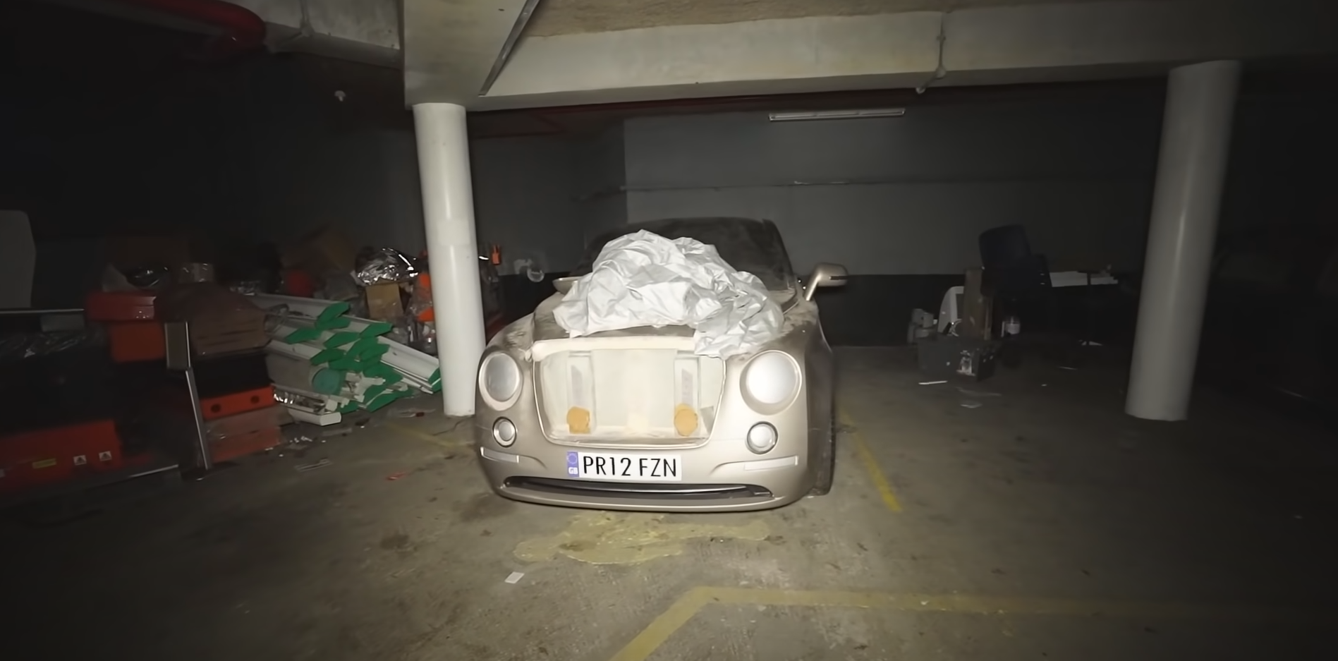 Jongeren ontdekken fortuin aan auto's verlaten garage