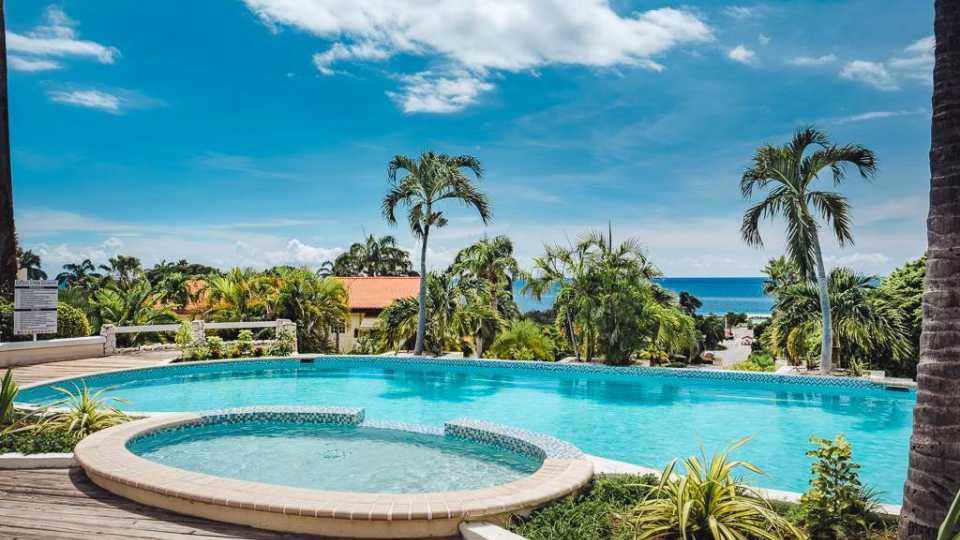 Binnenkijken: Dirk Zeelenberg koopt ultra luxe penthouse op Curaçao