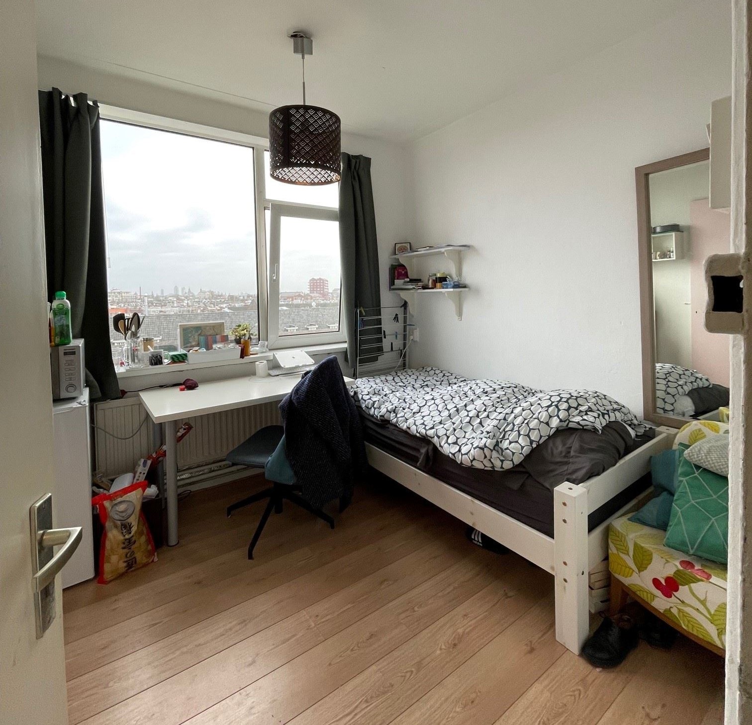 combinatie kool Manifestatie Amsterdamse mini-kamer staat voor €100.000 te koop op Funda