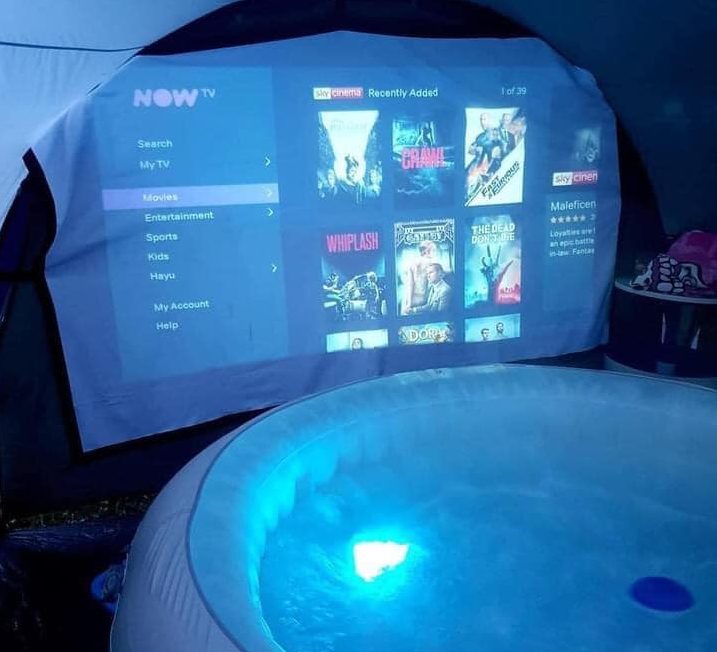 zelfgemaakte bioscoop met tent en projector