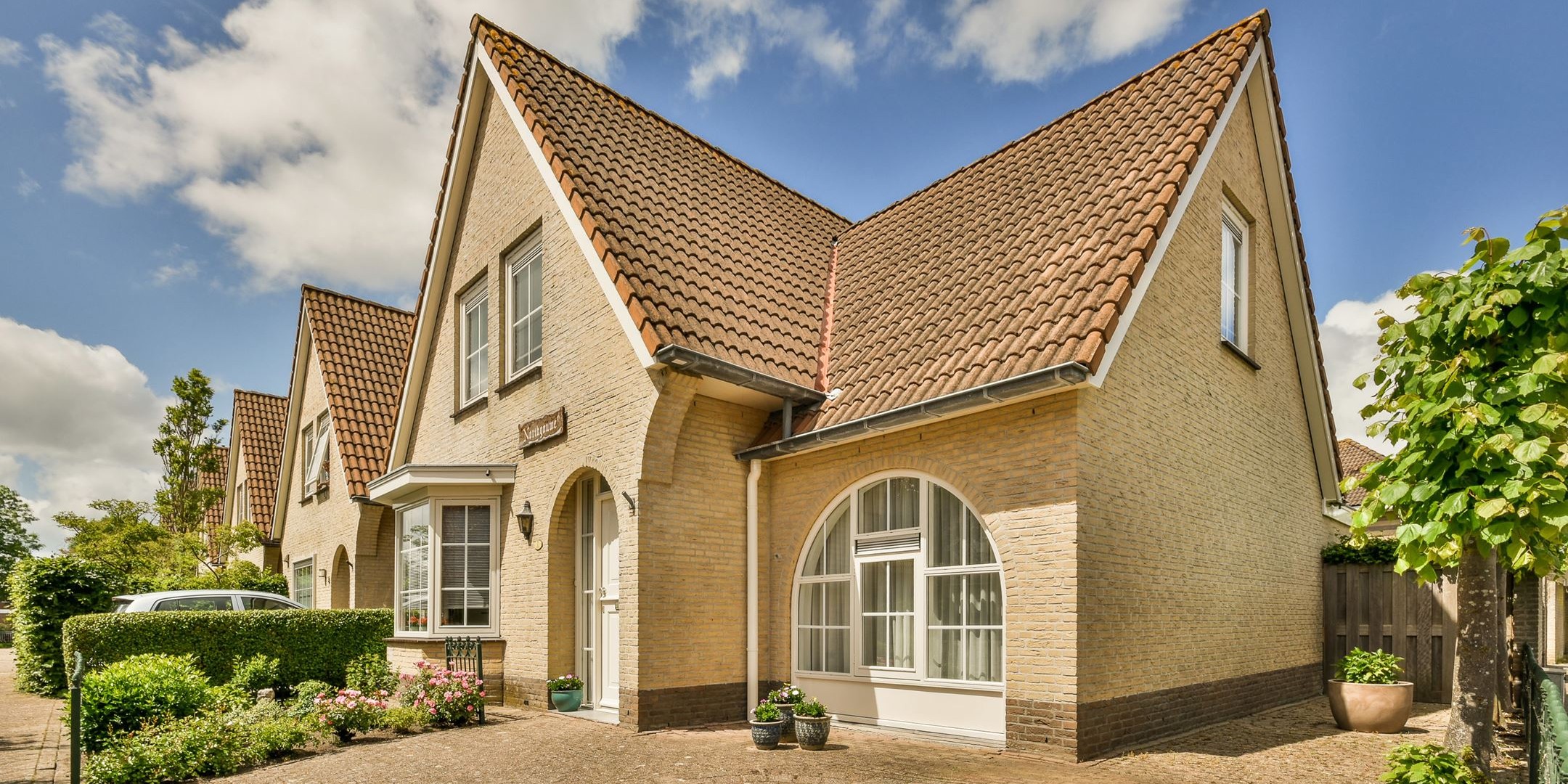 mart-hoogkamer-legt-flink-bedrag-neer-een-koopt-ruime-hoekwoning