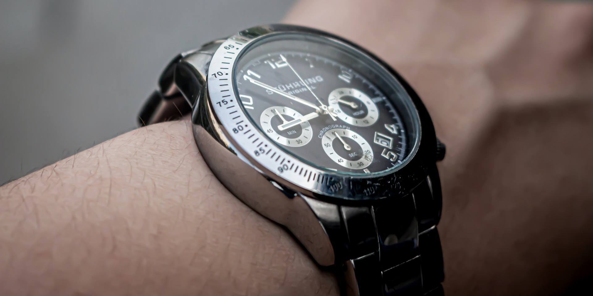 De tijd en datum van je horloge verzetten de 4