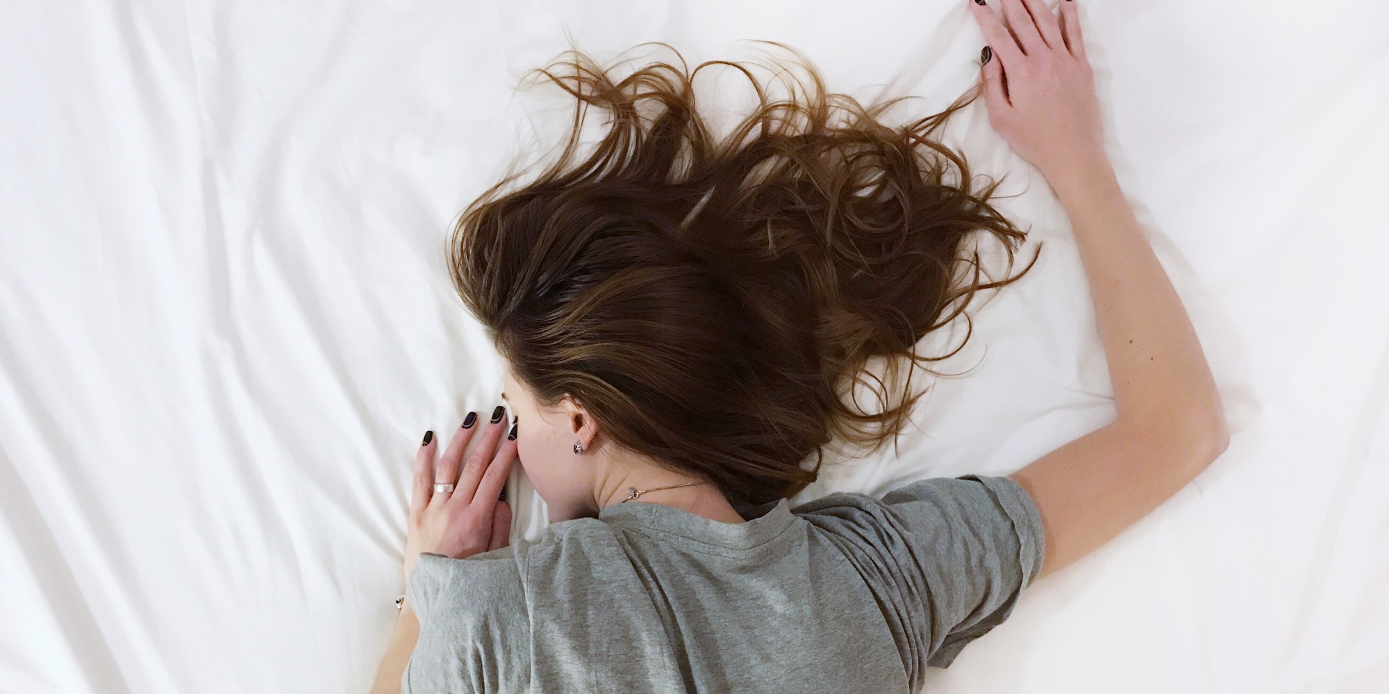 Slaapexpert waarschuwt vrouwen: "ga nooit met nat haar naar bed"