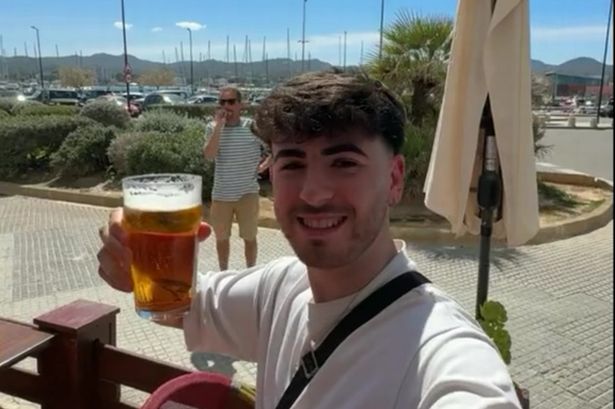 In plaats van een kratje koopt jongeman (22) van dat geld een ticket naar Ibiza én een biertje in de zon