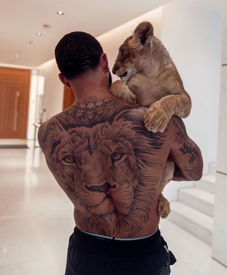 Memphis Depay leeuw tattoo