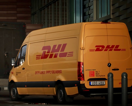 Hoeveel verdient een postbezorger bij PostNL en DHL? 
