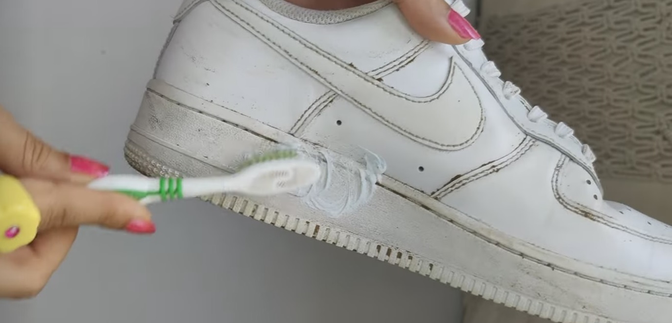 Met deze 3 huismiddelen maak jij je sneakers weer stralend wit