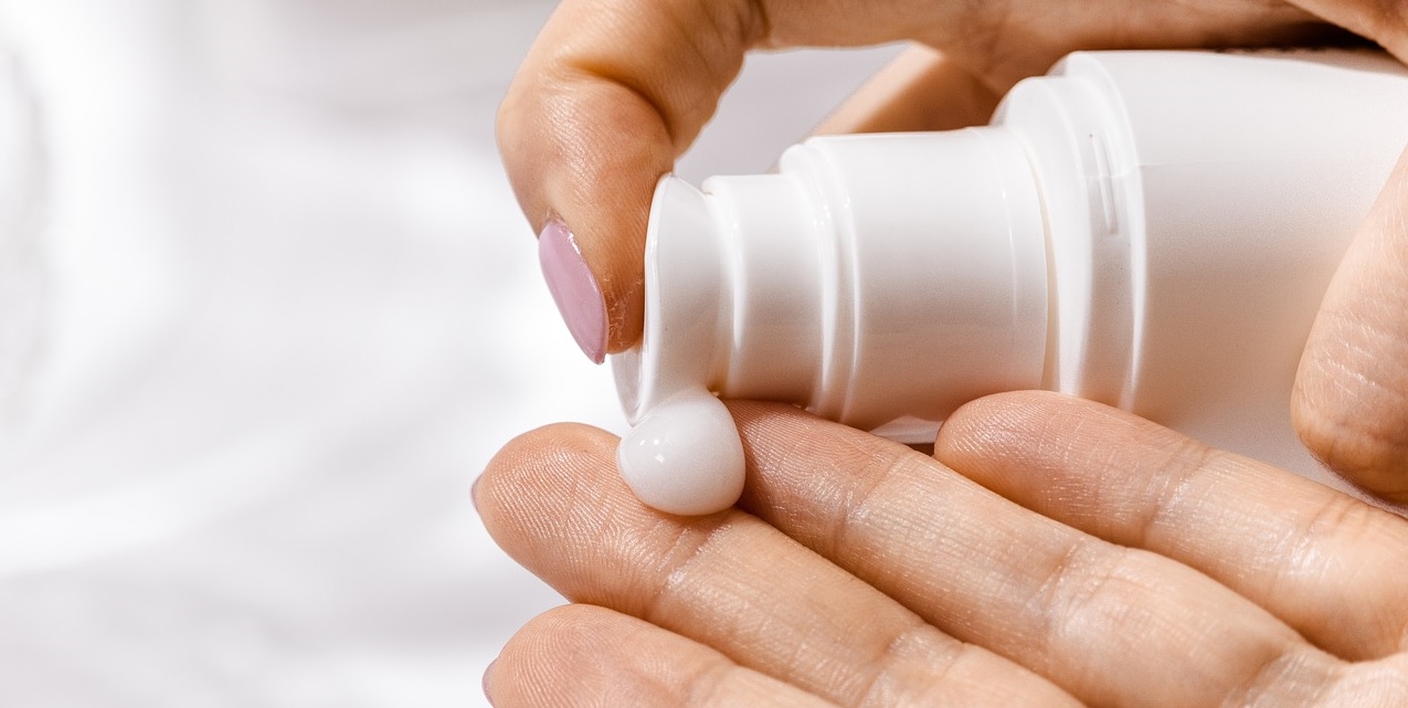 De 1 fout die veel mensen maken bij het smeren van zonnebrand