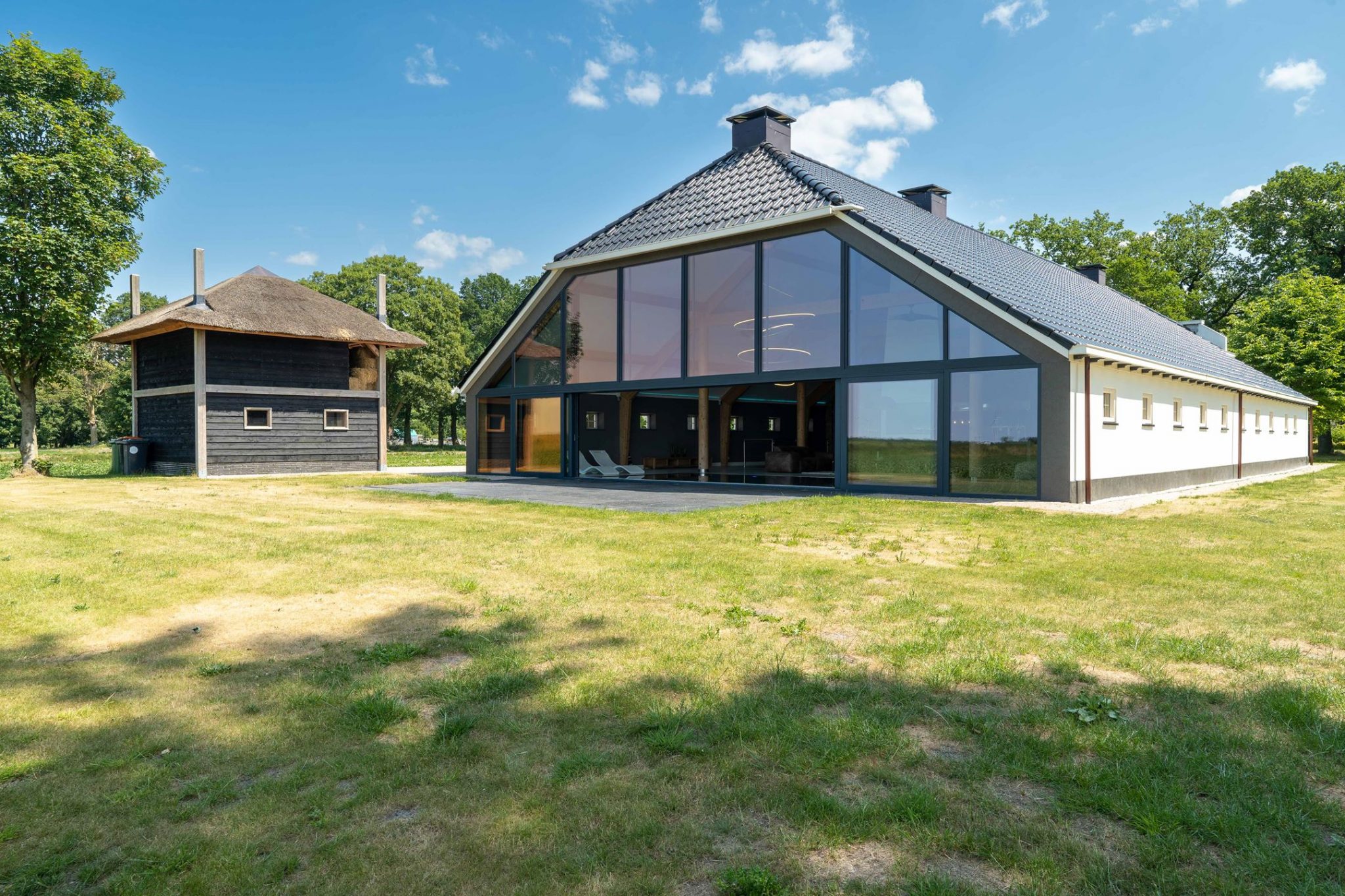 Funda: Drentse 'supersterren' woonboerderij heeft een zwembad in de ...