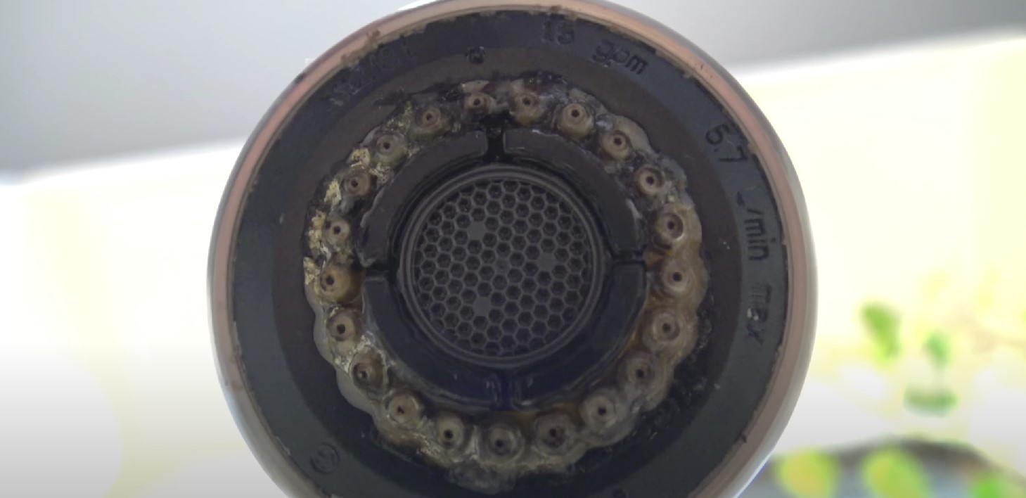 Met deze handige truc kan jij heel simpel de douchekop ontkalken