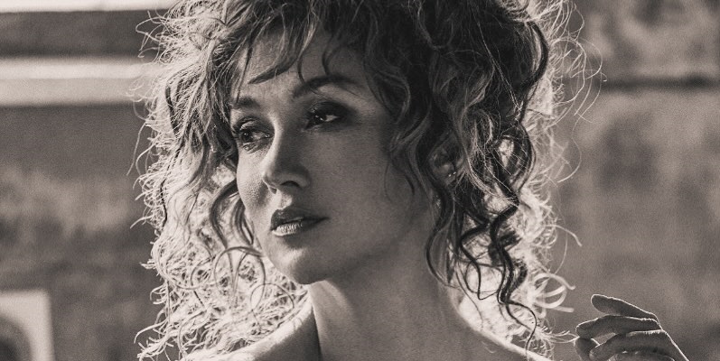 Katja Schuurman blaast volgers omver met sensuele foto