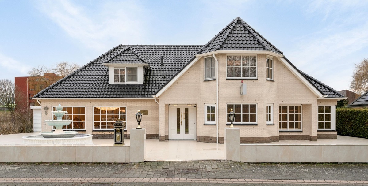 Woning in Almere met héél fout interieur te koop voor € 1.795.000