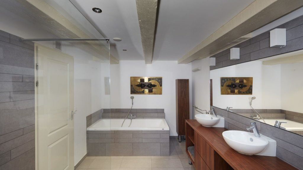 stijlvolle-badkamer-wit-en-grijs.jpg 