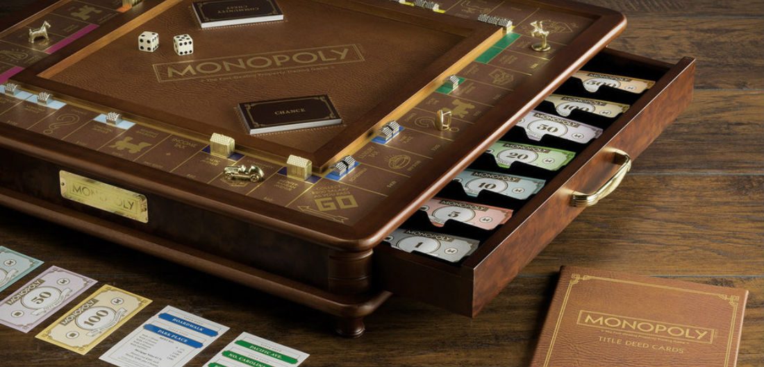 Dit luxe Monopoly bord wil je niet door de kamer gooien wanneer je verliest