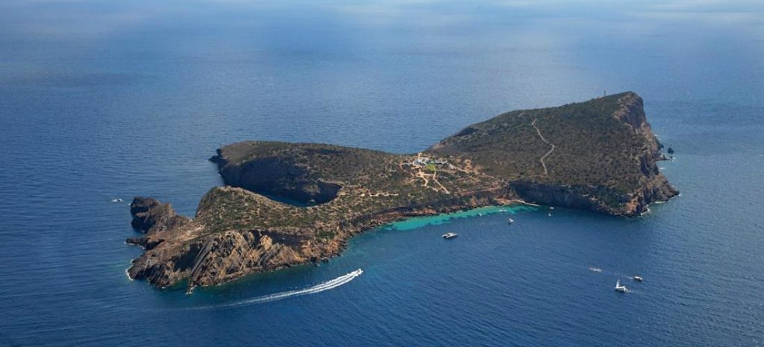 Privé eiland bij Ibiza te huur: een week feesten voor zo’n 150.000 euro