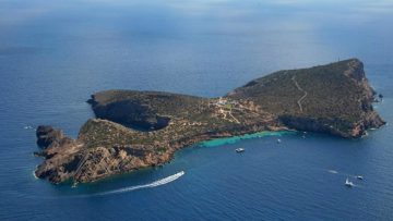 Privé eiland bij Ibiza te huur: een week feesten voor zo’n 150.000 euro