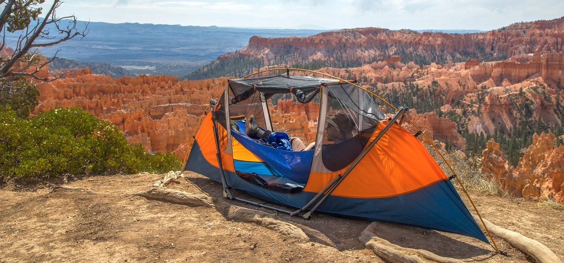 Deze draagbare hangmat + tent is dé Kickstarter voor de zomer