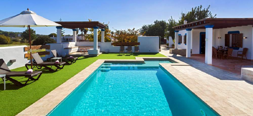 Overnacht met 5 vrienden voor 6 tientjes p.p. in deze dikke villa op Ibiza