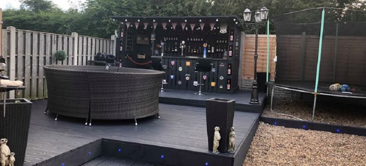 Man bouwt zieke bar van pallets in de tuin voor slechts £90 MAN MAN