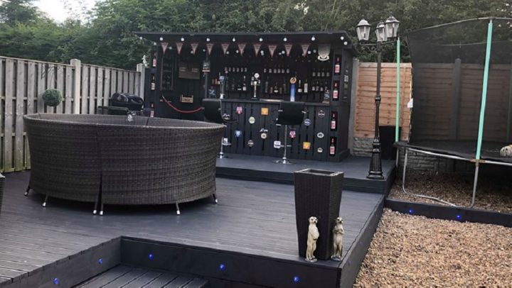 Man bouwt zieke bar van pallets in de tuin voor slechts £90 MAN MAN