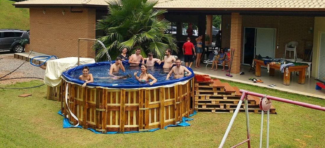 Zo bouw jij een je eigen zwembad van pallets in je achtertuin