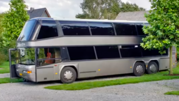 Nederlander bouwt dubbeldekker bus om tot brute camper